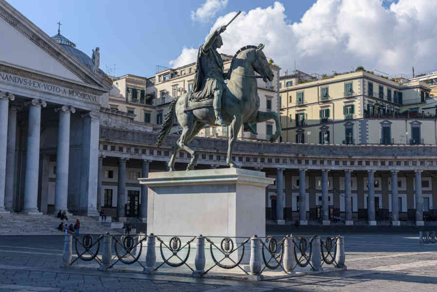 020 - Italia - Nápoles - plaza del Plebiscito.jpg